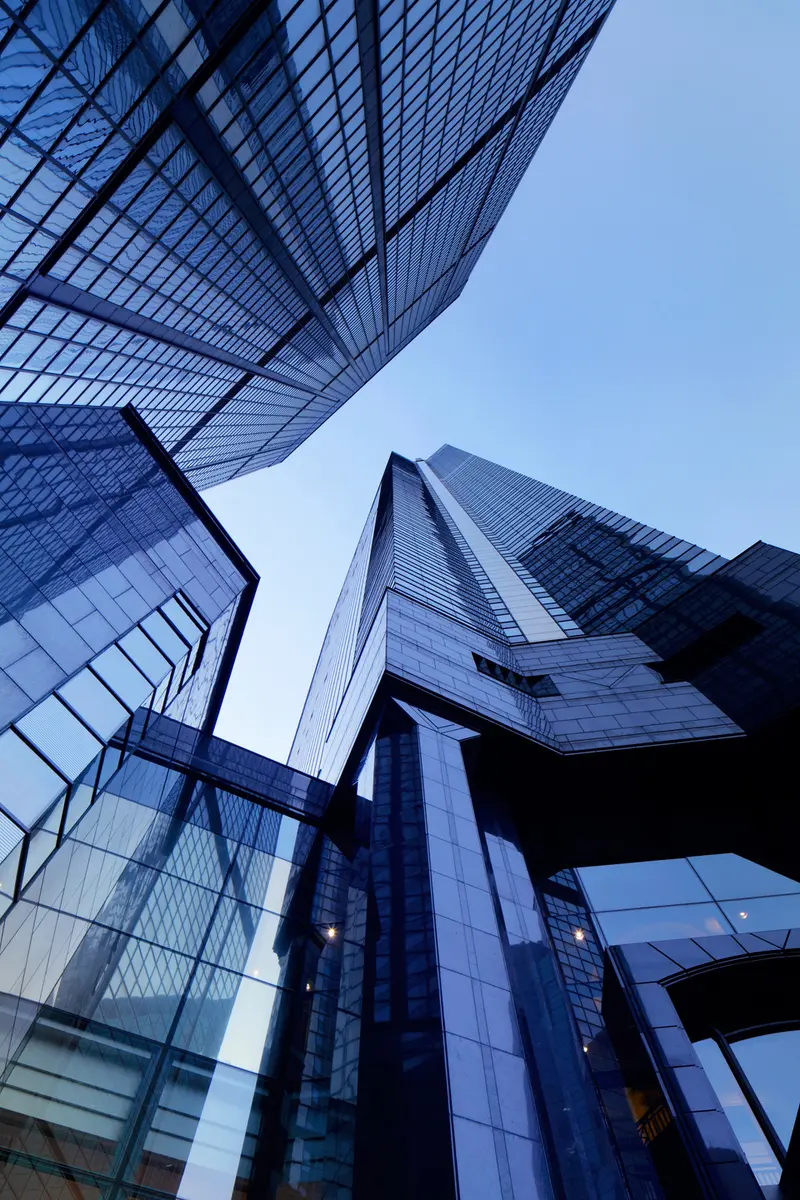 Edifícios vistos de baixo, representando engenharia e arquitetura